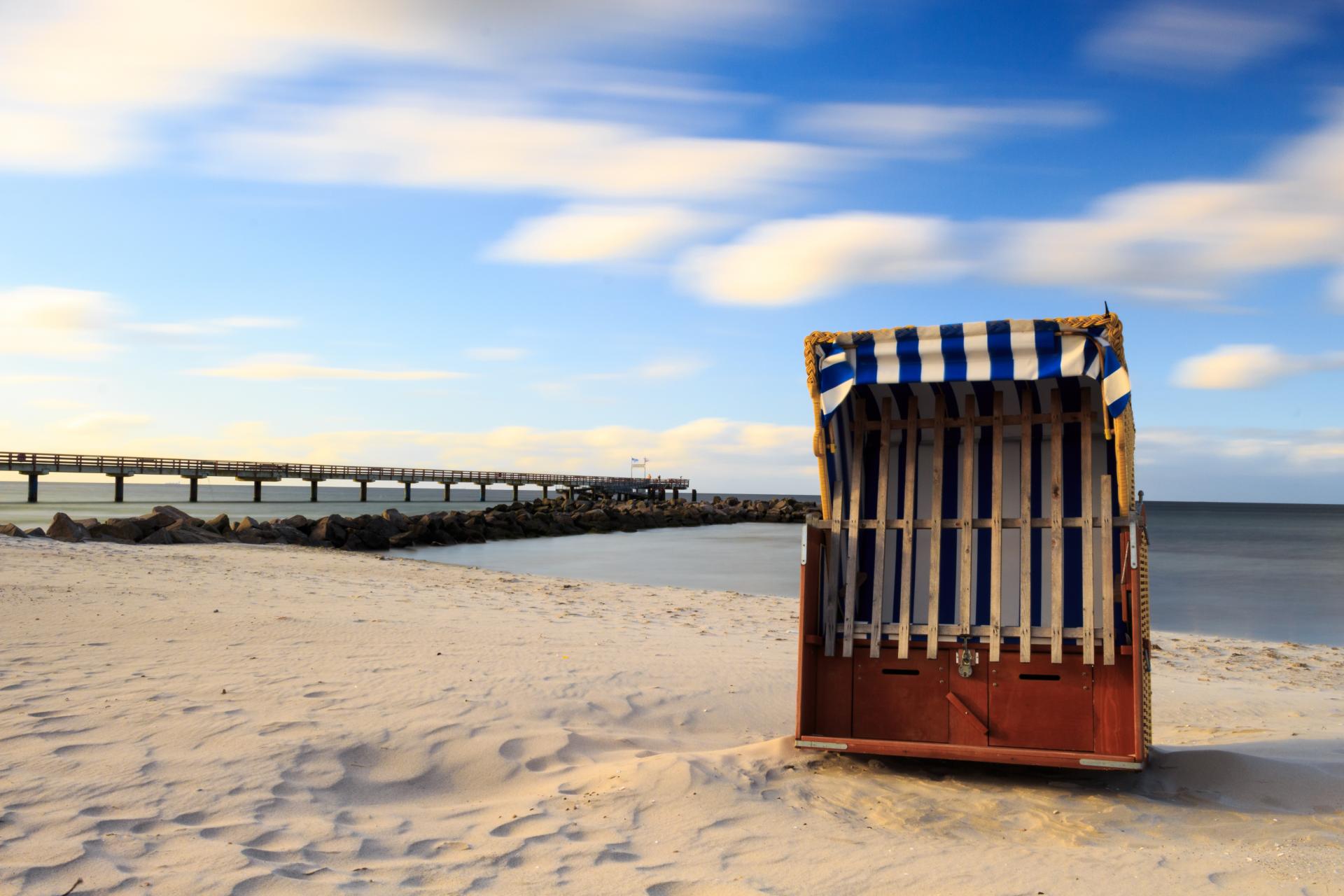 Strandkorb und Seebrücke am Schönberger Strand DigitalPHOTO