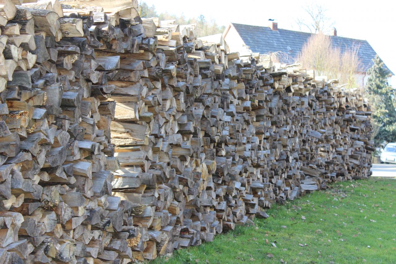 Holzstapel mit Fenster DigitalPHOTO
