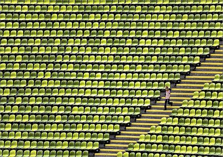 allein im Stadion