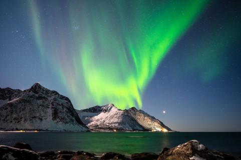 tanzende Nordlicher über der Insel Senja