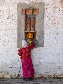alte Frau in Bhutan