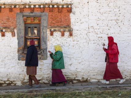 betende Frauen in Bhutan