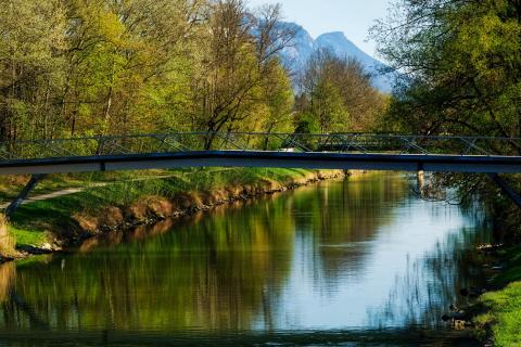 Fußgängerbrücke im Mangfallpark in Rosenheim