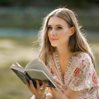 Mädchen mit dem Buch 