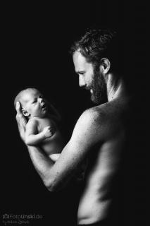 Vater und Sohn (Baby) - Schwarz-Weiß-Portrait