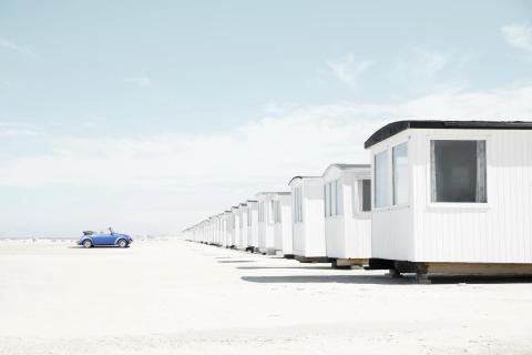 Weiße Strandhütten am Strand von Løkken