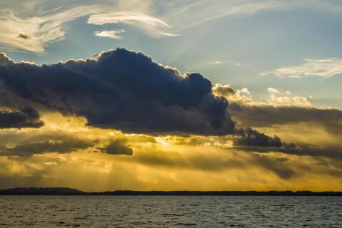 Dunkle Wolke über Chiemsee