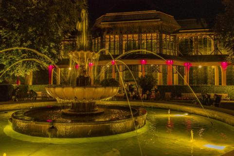 Brunnen bei Nacht