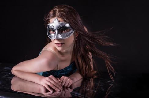  Junge Frau mit Maske
