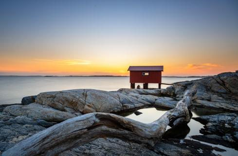 Fischerhütte beim Sonnenuntergang an der schwedischen Küste