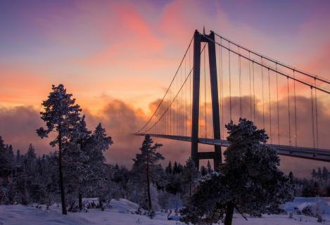 Schwedische Brücke verschwindet im Sonnenuntergang