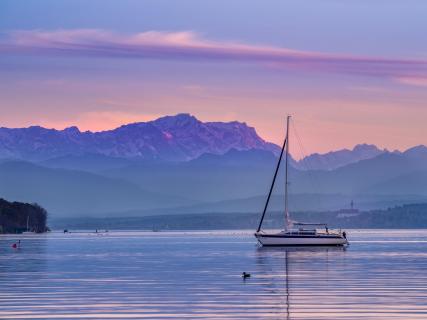 Segelboot auf dem Ammersee mit Zugspitze