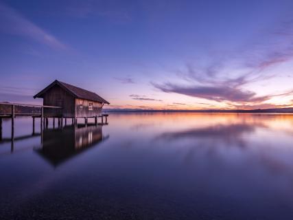 Das kleine Bootshaus bei Stegen am Ammersee zum Sonnenunterg