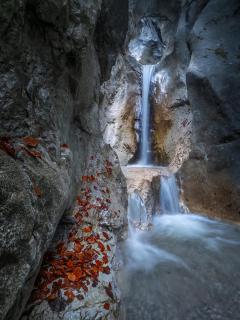 Wasserfall in Bayern in der Nähe eines Sees