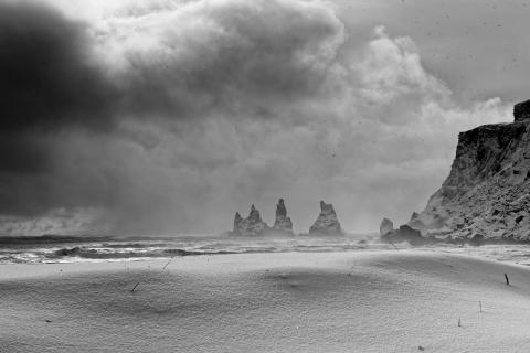 Aufziehender Wintersturm am Strand von Vík í Mýrdal