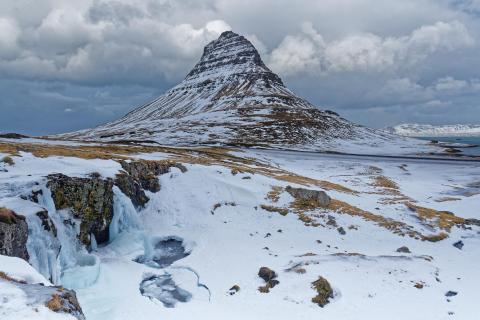 Island, Snæfellsnesnes Halbinsel, Blick auf den Berg Kirkjufell und den Kirkjufellsfoss