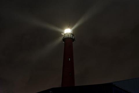 Niederlande - IJmuiden - Leuchtturm in Regennacht
