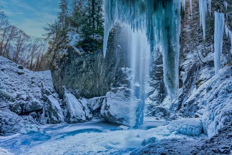 eingefrorener Wasserfall