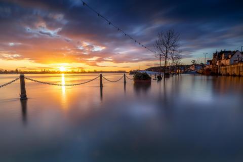 Hochwasser bei Sonnenaufgang