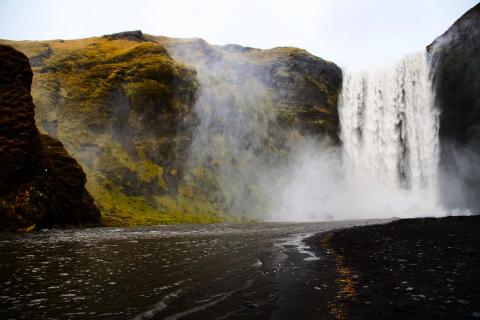 Einsamer Wasserfall