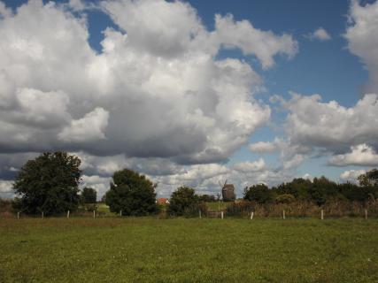 Eine Bockwindmühle auf dem Lande.