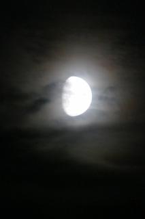 Mond hinter den Wolken.
