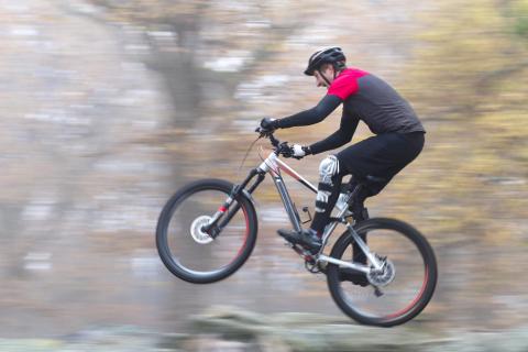 Mountainbiker im Herbstwald