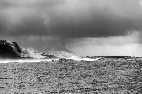 Regen trifft auf heiße Lava