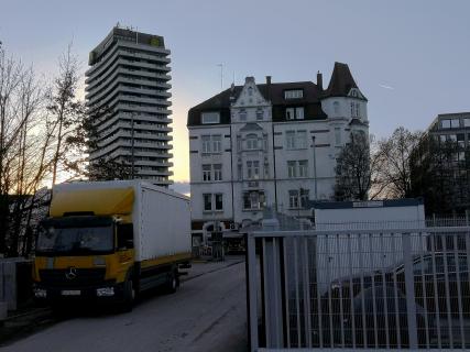 Stadtansicht mit Hochhaus