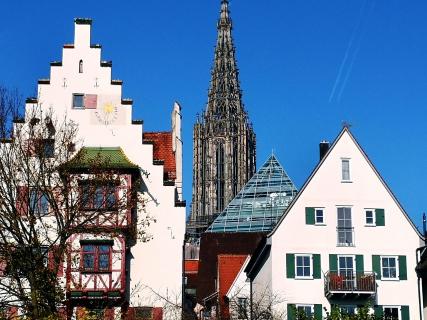 Stadtansicht mit Münster und Kondensstreifen