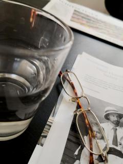 Sillleben mit Brille und Wasserglas