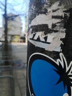 Sticker auf Laternenmast