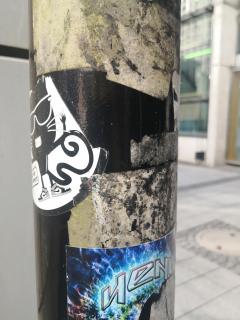Sticker auf Laternenmast 4