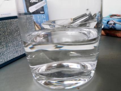 Stillleben Wasserglas & Rauchutensilien