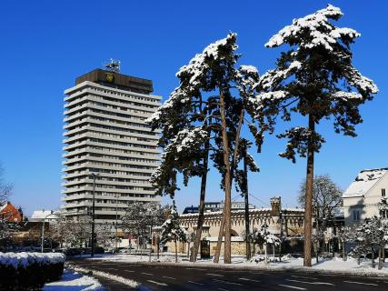 Universumcenter in Winterlandschaft