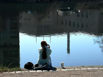 Kaffeepause in Flusslandschaft