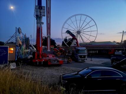 „Sommerabend in der Friedrichsau – Kirmes im Aufbau“