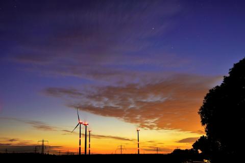  Windräder bei Nacht 