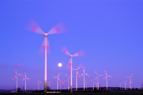 Windräder im Mondlicht