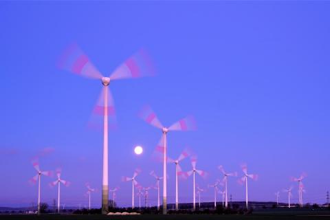 Windräder im Mondlicht