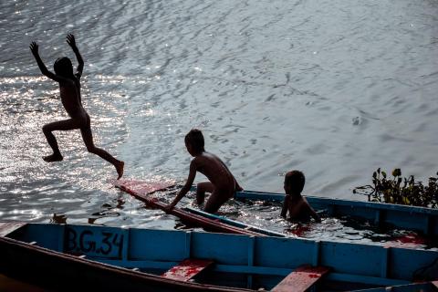 kids jumping in lake 