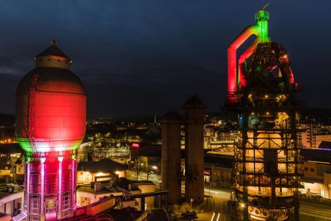 Hochofen u. Wasserturm bei Nacht