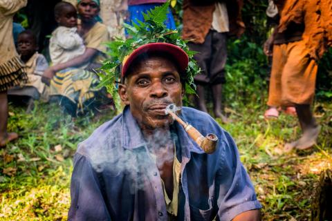 Mann vom Stamm der Batwa in Uganda