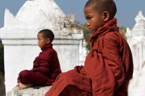 Meditierende Novizen aus Myanmar