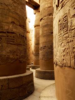 Kind im Säulensaal des Karnak Tempels, Luxor