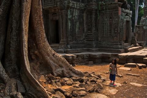 Kind im Ta Prom Tempel von Angkor, Cambodia