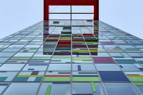 Bunte Fassade aus Glas