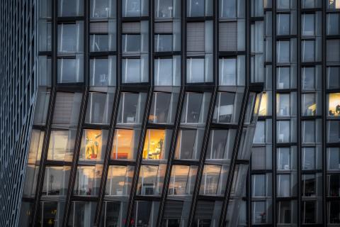 Beleuchtete Fenster in moderner Glasfassade