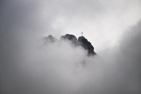 Gipfelkreuz im Nebel 9