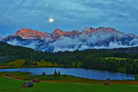 Gebirge over Gerold lake 92